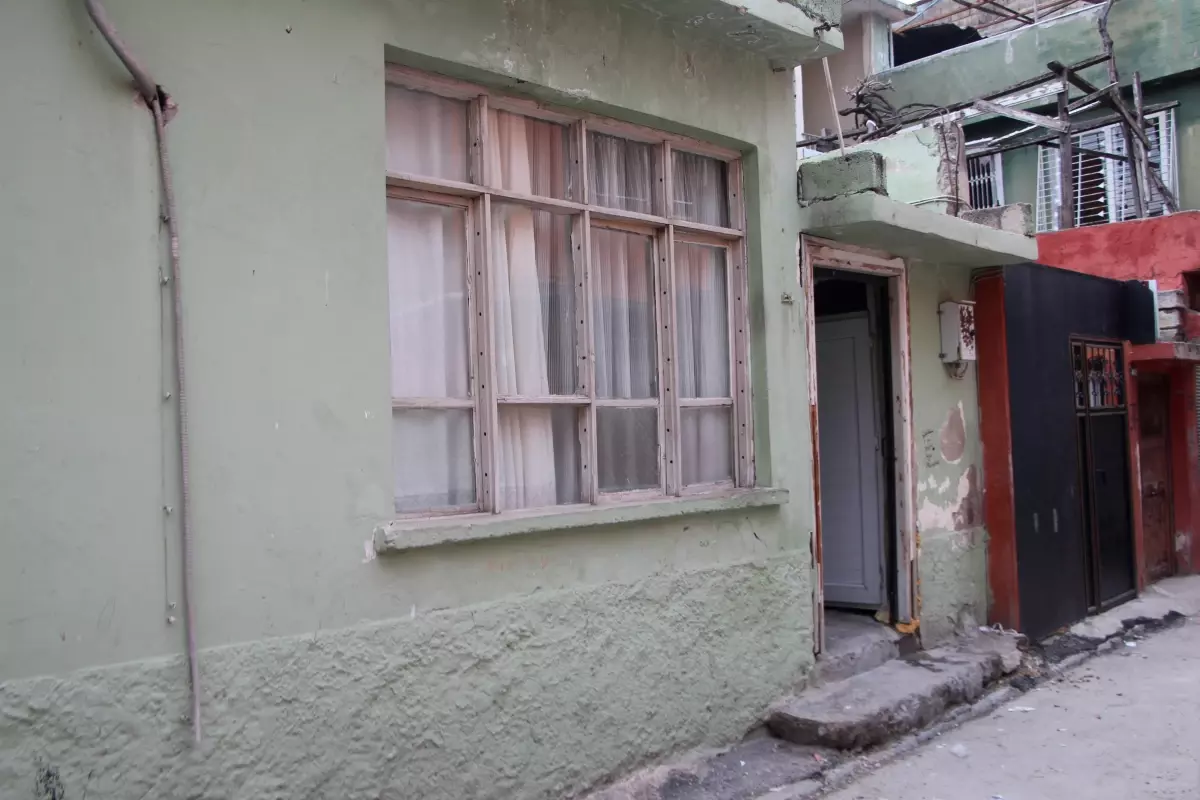 Silikon maskeli saldırganlar zorla girdikleri evde kurşun yağdırdı: Anne ve oğlu yaralandı