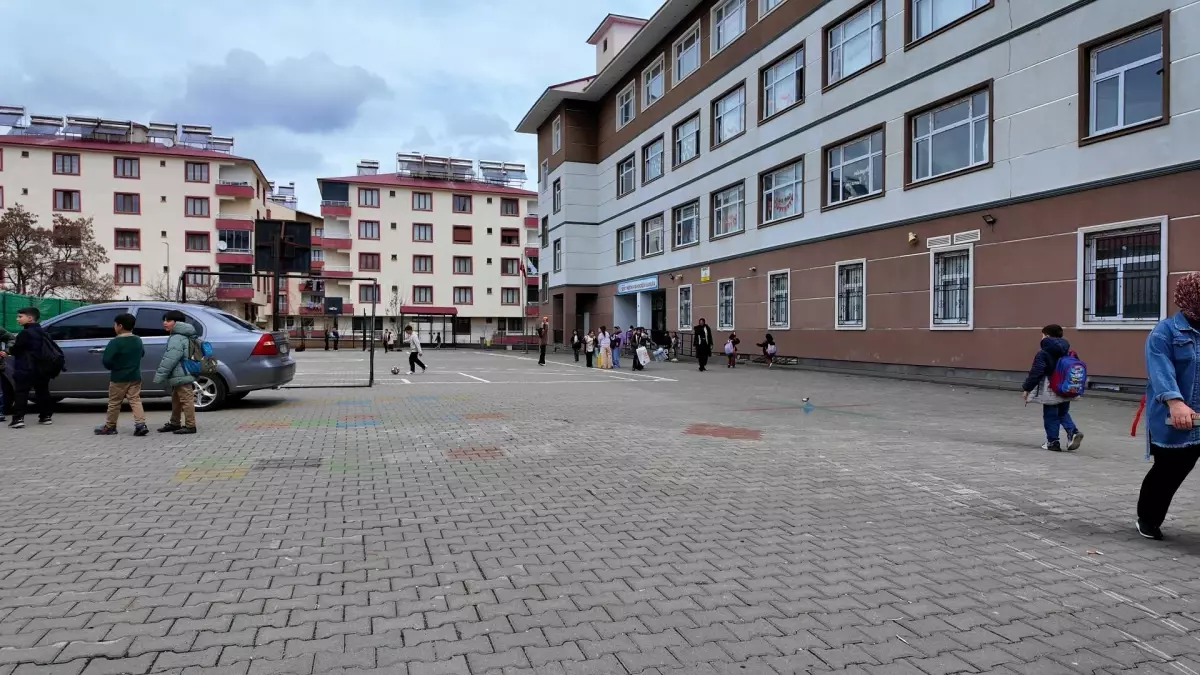 Sınıfta sıkılan spreyden etkilenen 6 öğrenci hastaneye kaldırıldı