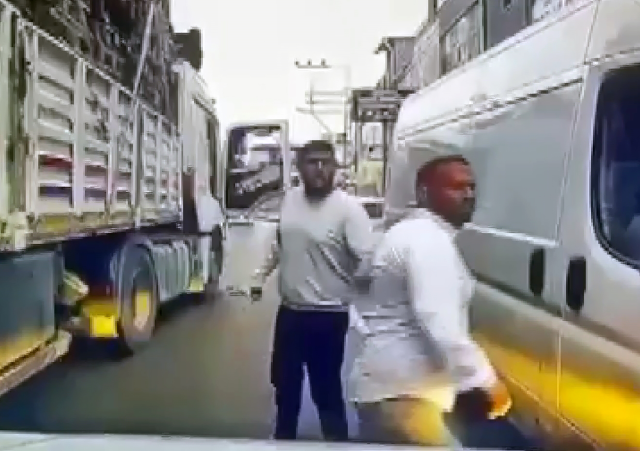 Trafikte dehşet saçan baba ve oğlu ifadesi de kurtarmadı