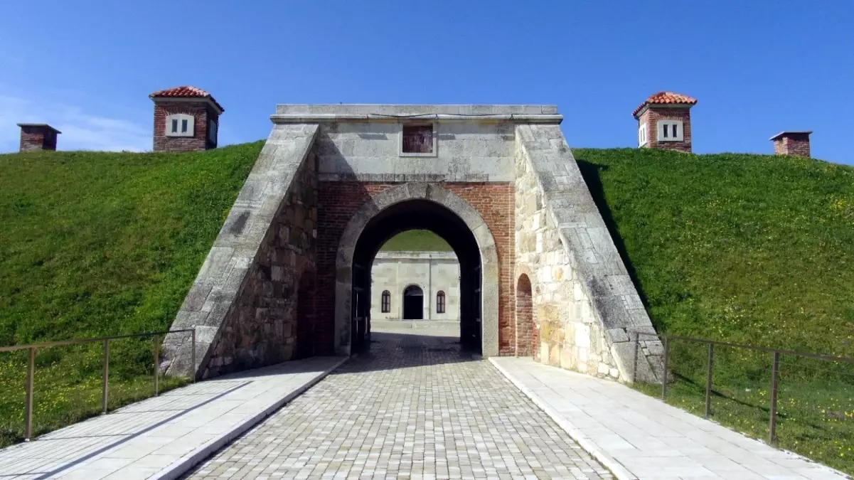 TÜ Senatosu\'ndan Balkan Savaşları şehitlerine tabyada anma; kanlı sancağa karanfil bıraktılar