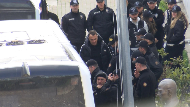 Uyuşturucu soruşturmasında gözaltına alınan eski başkandan ilk görüntü