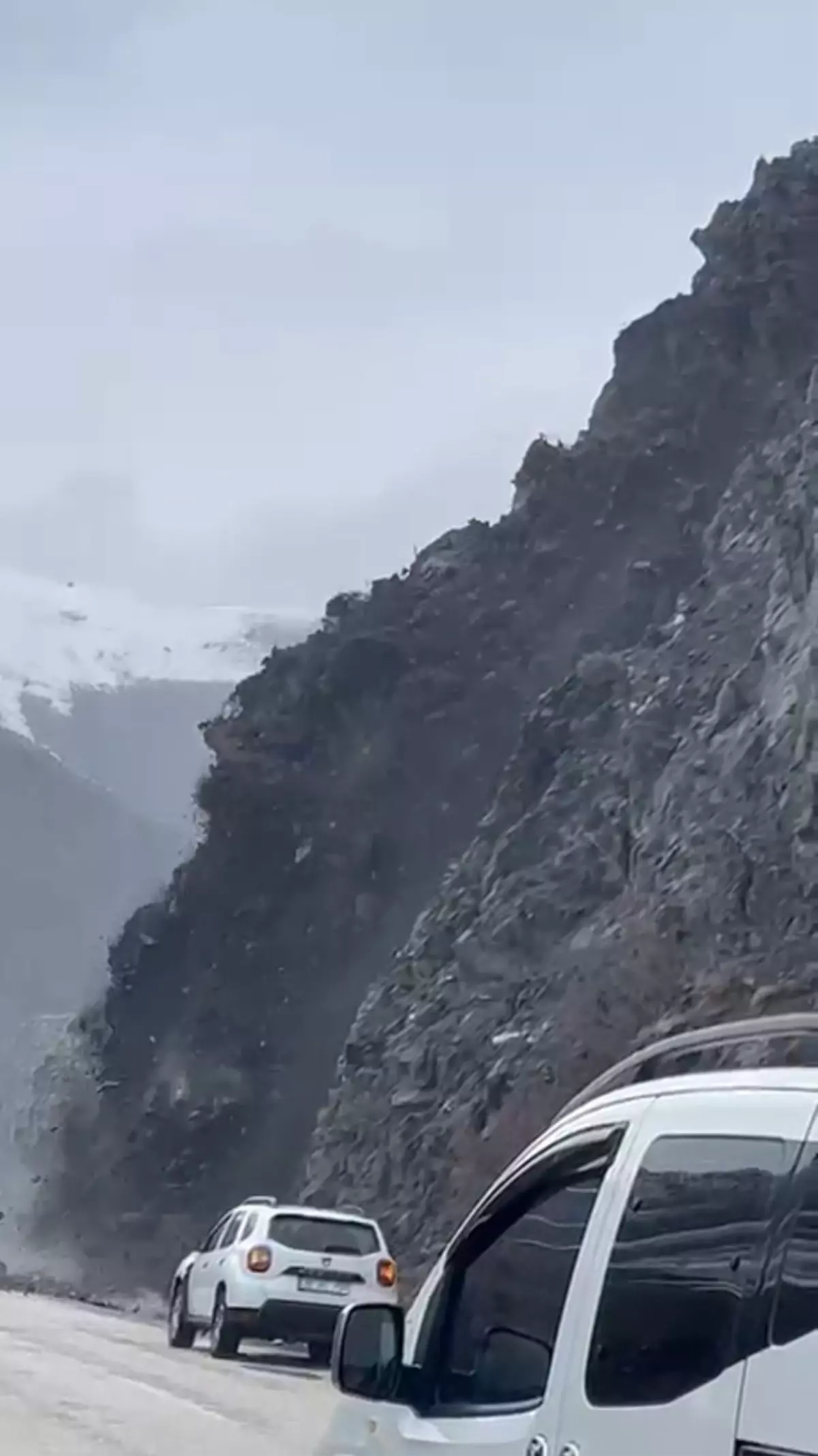 Yüksekova\'da Heyelan: Kaya Parçaları Yola Düştü