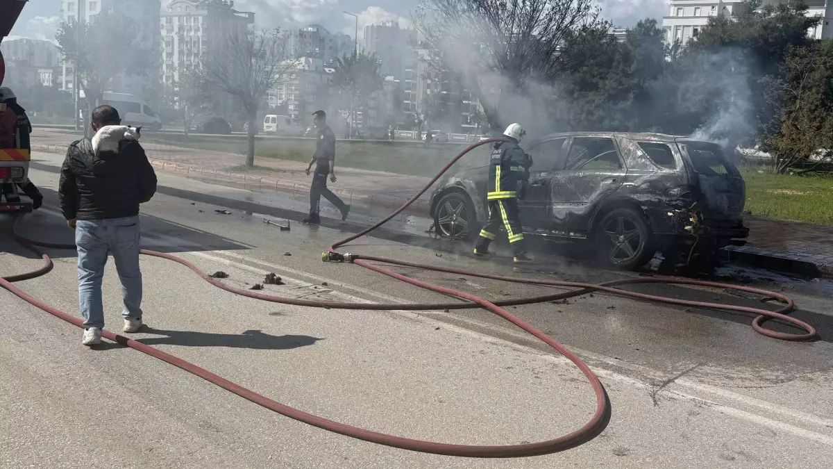 Antalya\'da Otomobil Yangını: Kedi Son Anda Kurtarıldı