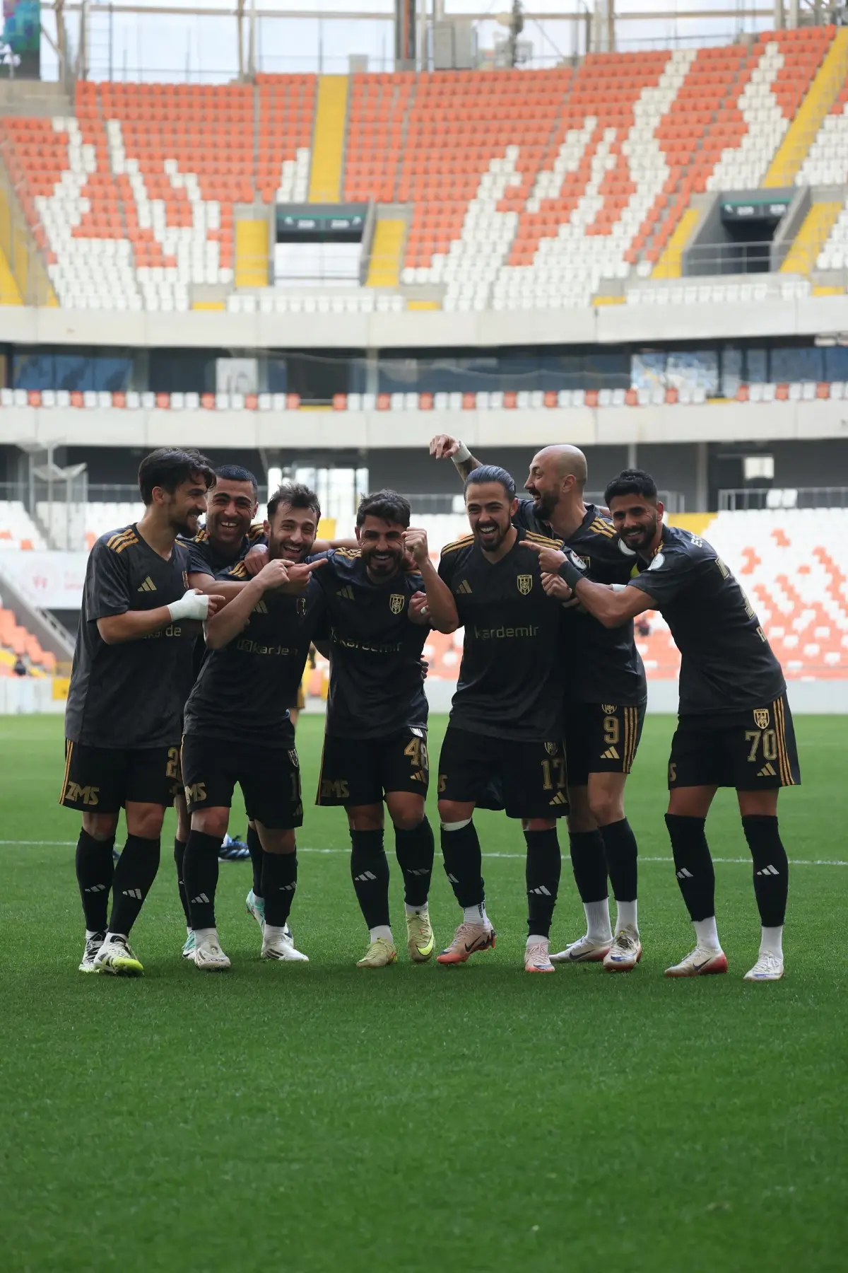 Aliağa FK, Adanaspor\'u 8-1 Yenerek Takipte Kalıyor