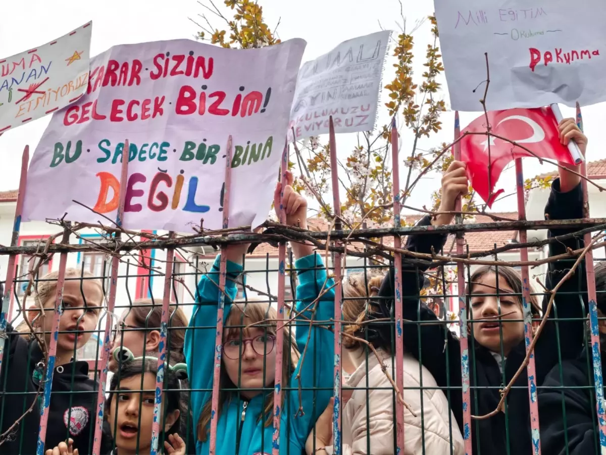 Mimar Kemal Ortaokulu\'na Sahip Çıkılıyor