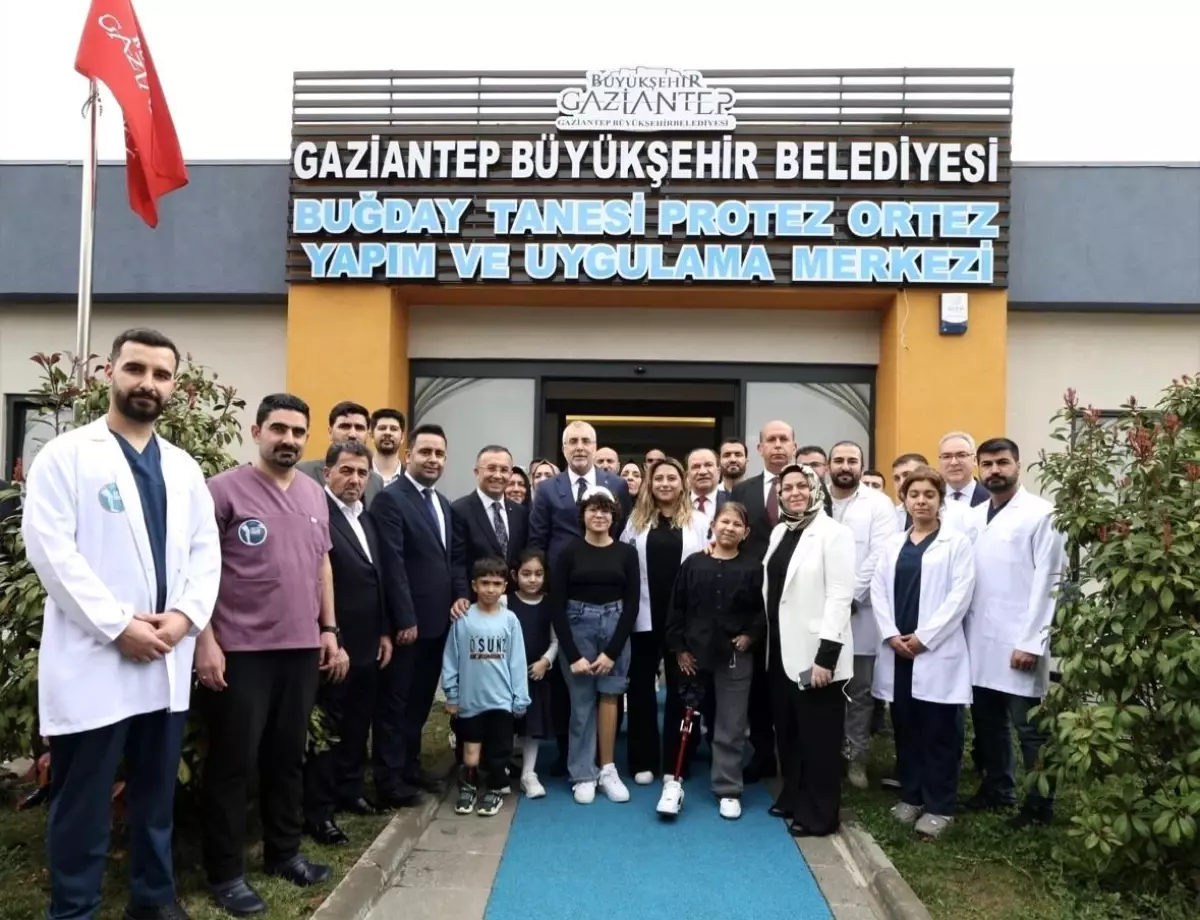 Bakan Işıkhan, Gaziantep Protez-Ortez Merkezi\'nde engelli bireylerle bir araya geldi