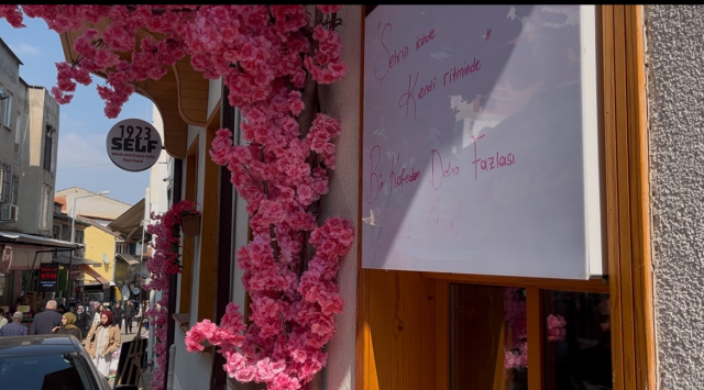 'Bir kafeden daha fazlası' yazısını fark etti, ağacı sırtlayıp gitti O anlar kamerada 'Bir kafeden daha fazlası' yazısını fark etti, ağacı sırtlayıp gitti O anlar kamerada