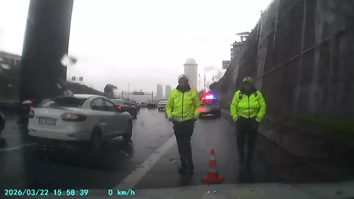 Polis, Boğulmak Üzere Olan Sürücüye İlk Yardım Yaptı