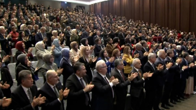 Cumhurbaşkanı Erdoğan'dan salonu ayağa kaldıran İran s&ouml;zleri