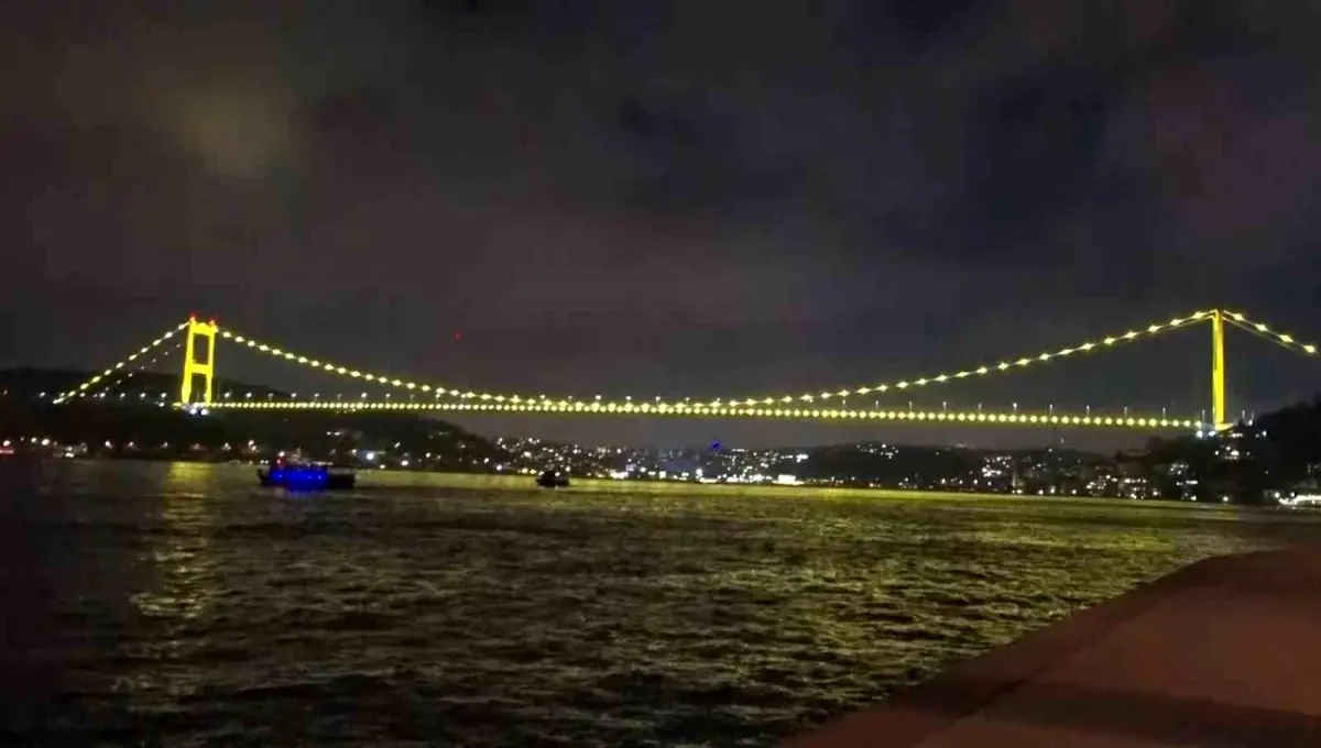 Fatih Köprüsü Endometriozis İçin Sarıya Büründü