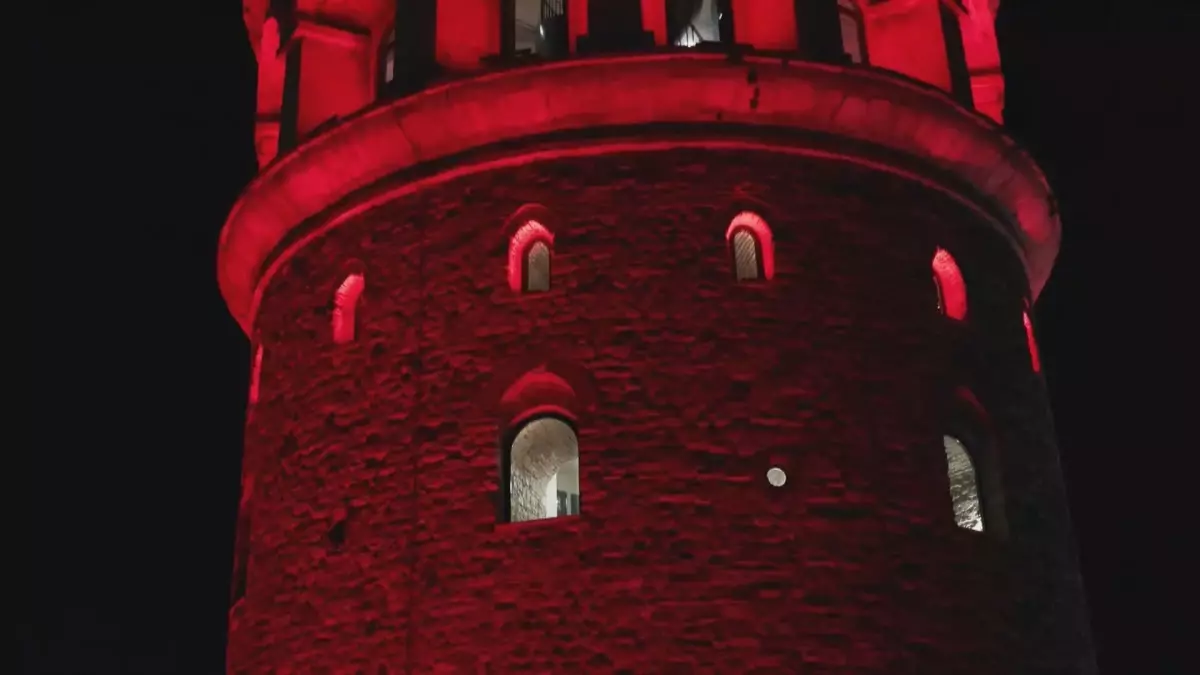 Galata Kulesi Kırmızı Işıkla Aydınlatıldı