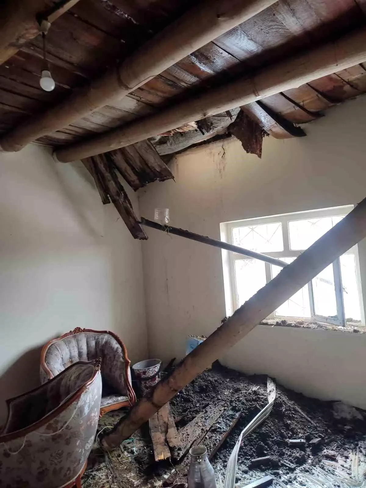 Hakkari\'de Evin Çöktüğü Aile Yardım Bekliyor