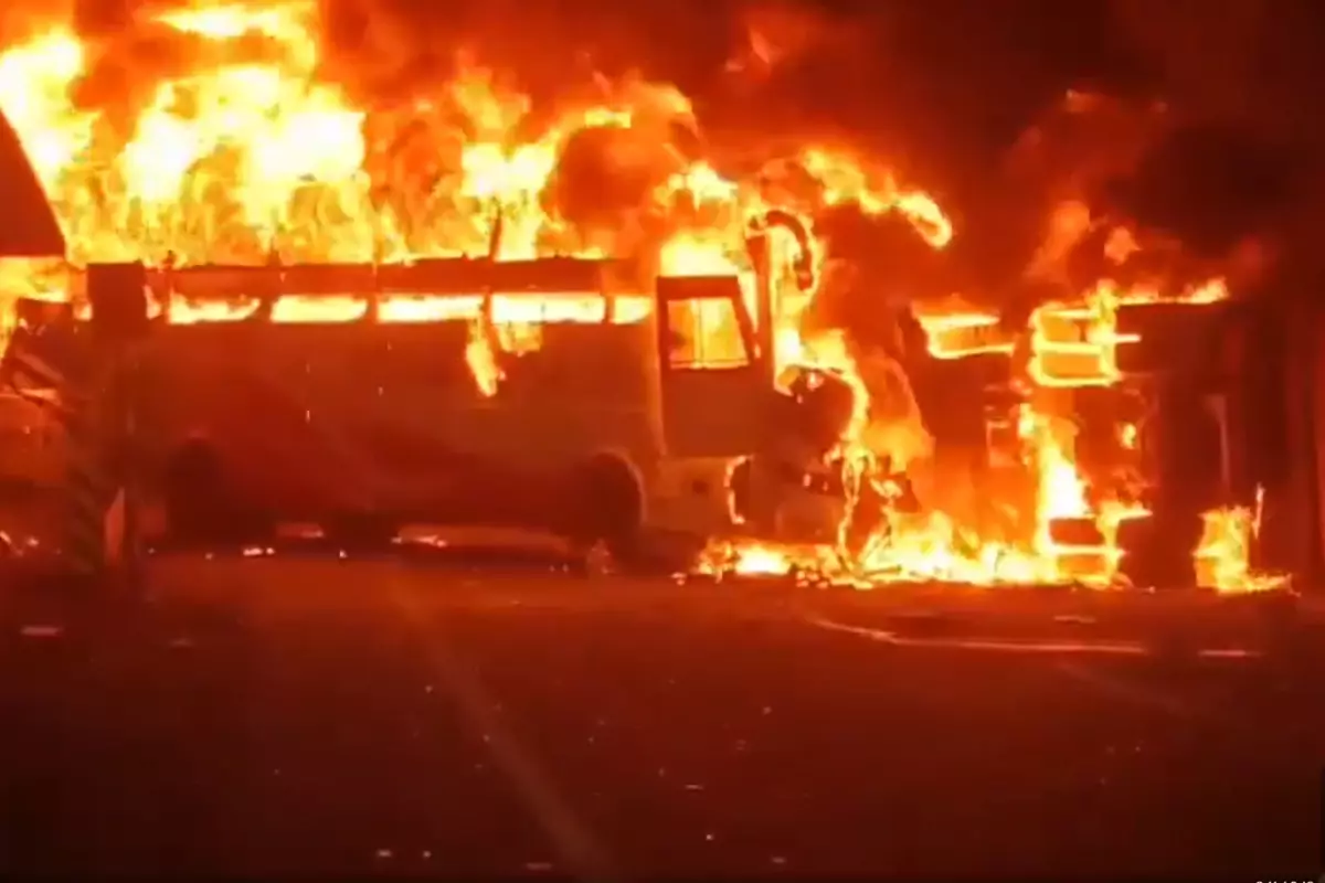 Kamyonla çarpışan otobüs alev aldı, 13 kişi feci şekilde can verdi