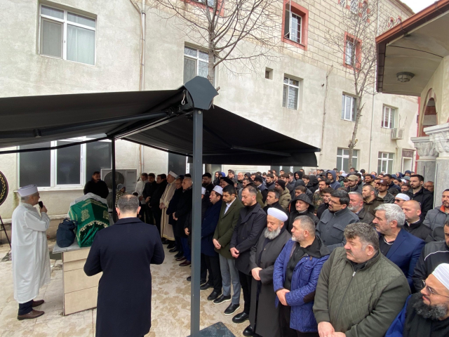 İntihar eden fenomen Kübra Karaarslan kimdir? Babası İstanbul'un göbeğindeki camide imam