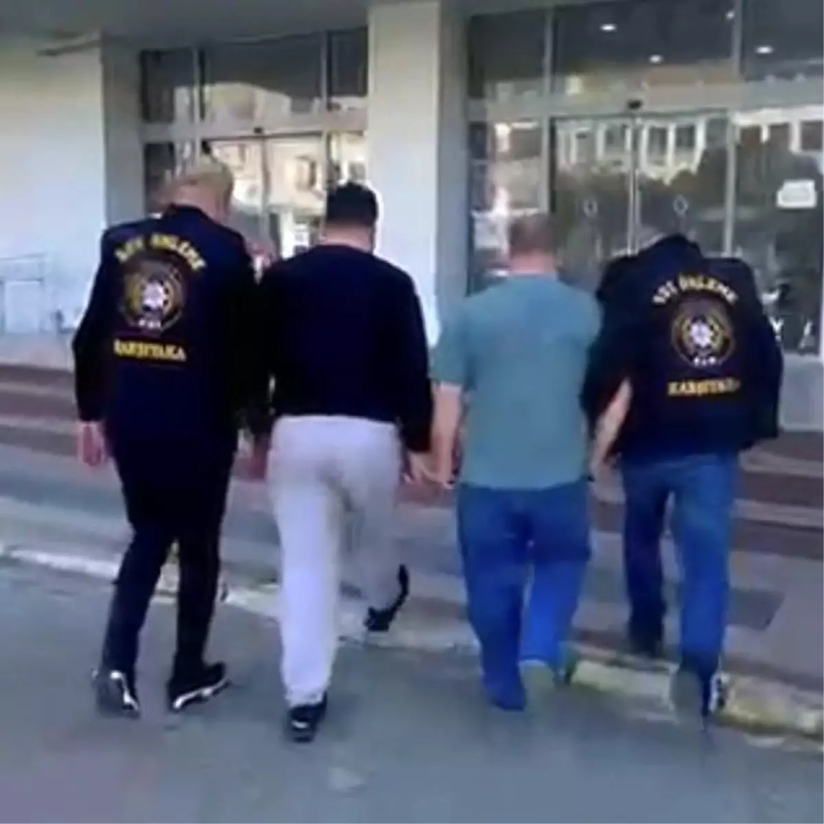 İzmir\'de 2 Şüpheli Yakalandı