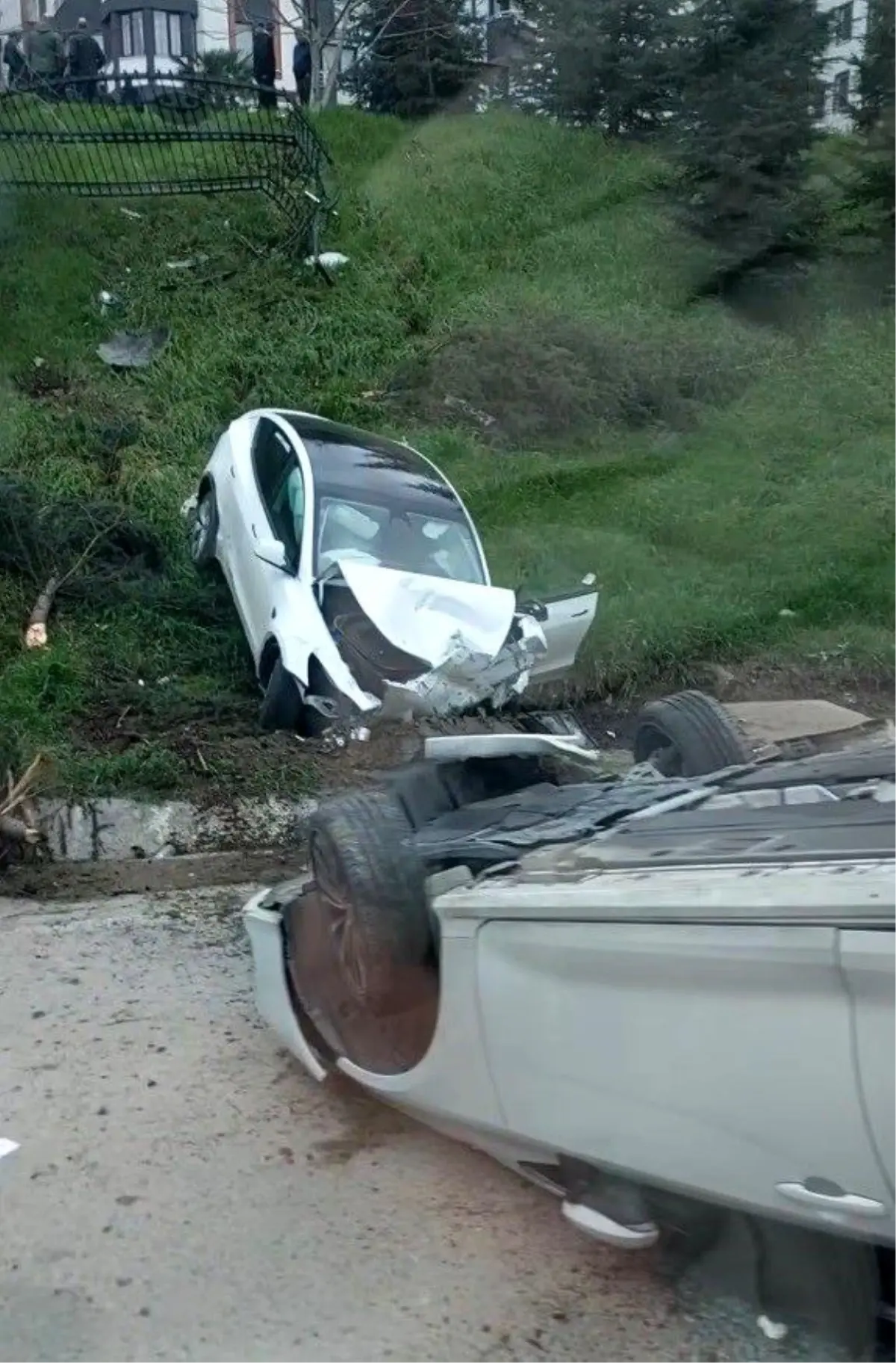 Kontrolden Çıkan Tesla, Park Halindeki Araca Çarptı