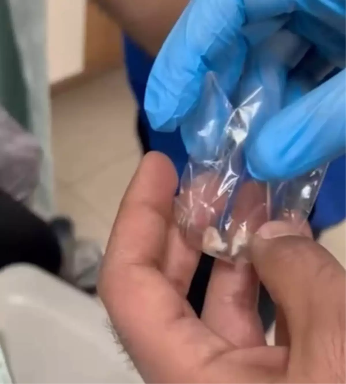 Kulağına gizlediği uyuşturucuyla yakalandı