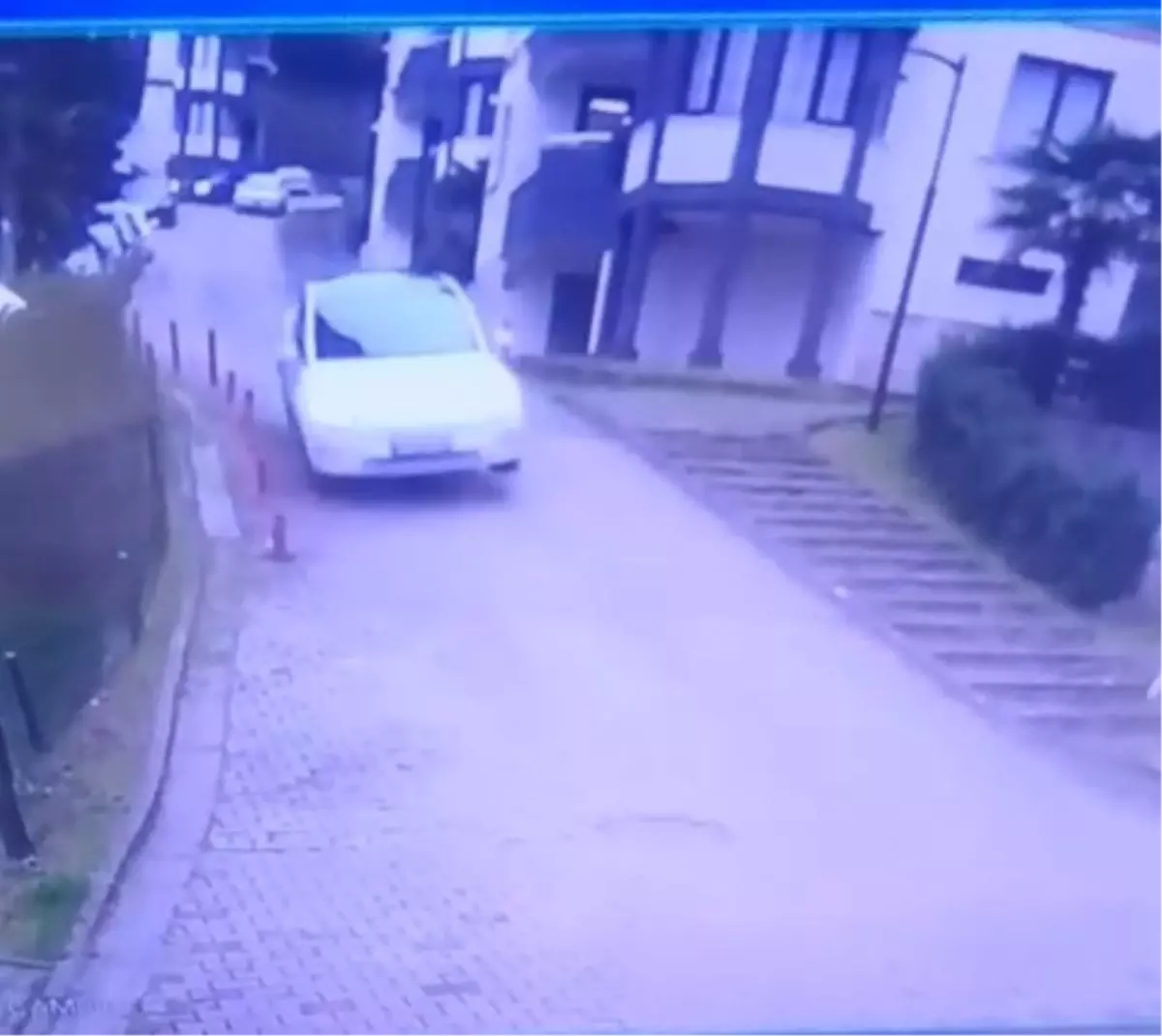 İzmit\'te Oto Kazası: Kapı Kırıldı, 3 Araç Zarar Gördü