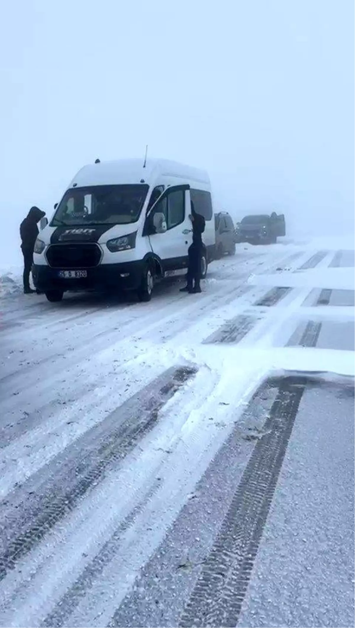 Palandöken\'de Mahsur Kalmış Araçlar