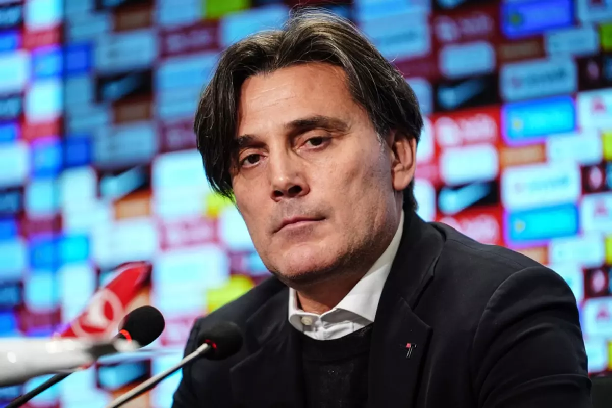 Rumenlerden provokasyon! Montella\'ya basın toplantısında saygısız soru