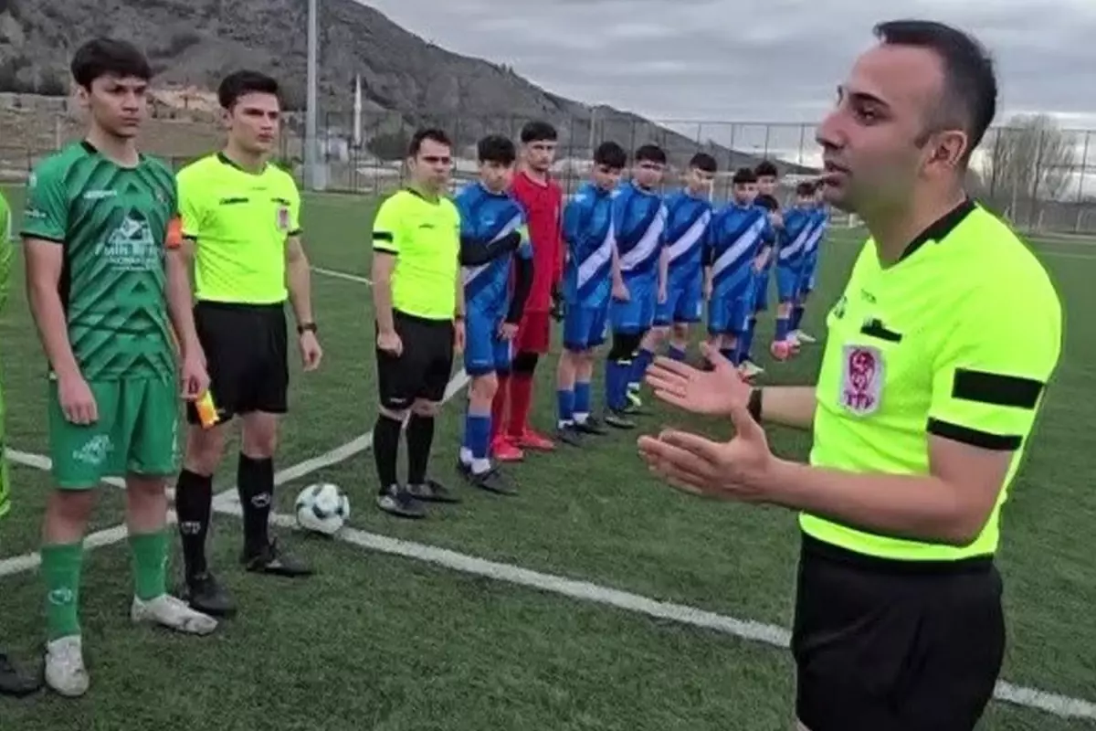 Sahada sağlık görevlisinin olmadığını gören hakemin yaptığı hareket takdir topladı