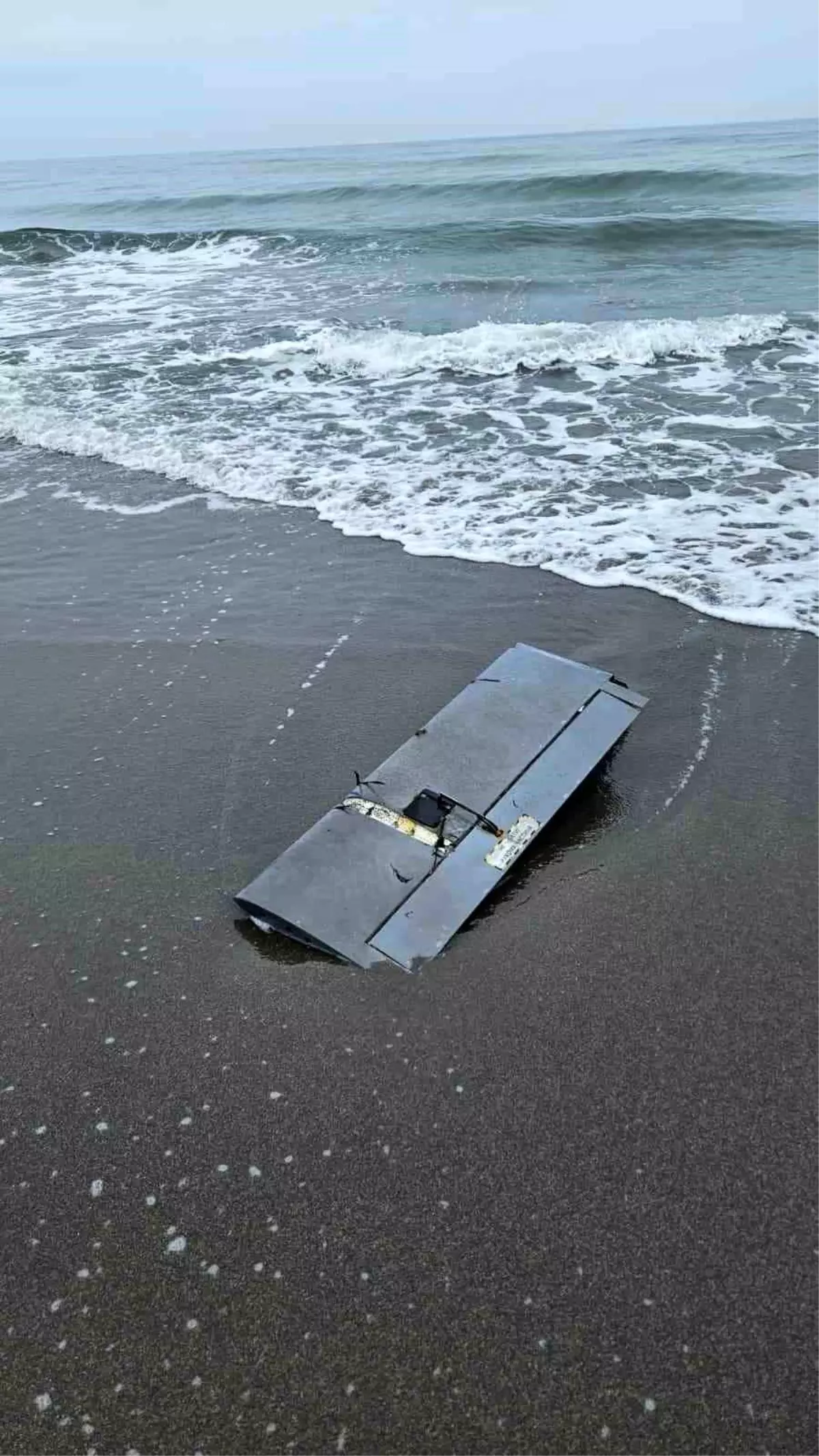 Sakarya\'da İHA Kanadı Sahile Vurdu