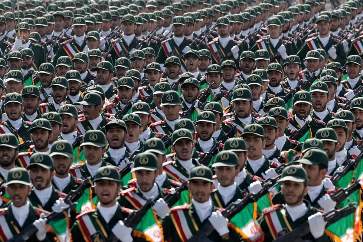 Savaş devam ederken İran\'dan tartışma yaratan karar! Yaş 12\'ye düşürüldü