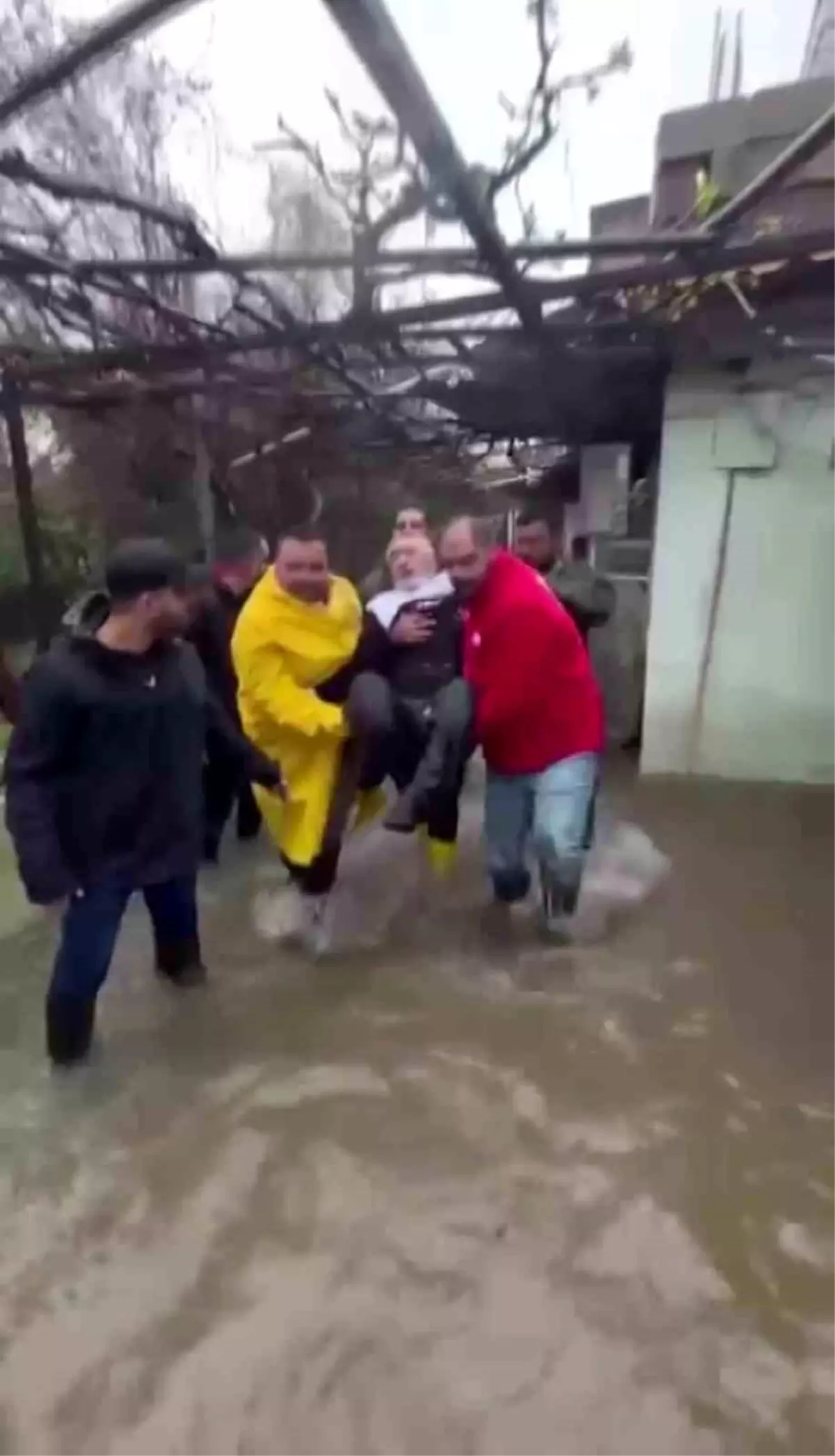 Reyhanlı\'da Felçli Adam Kızılay Tarafından Kurtarıldı