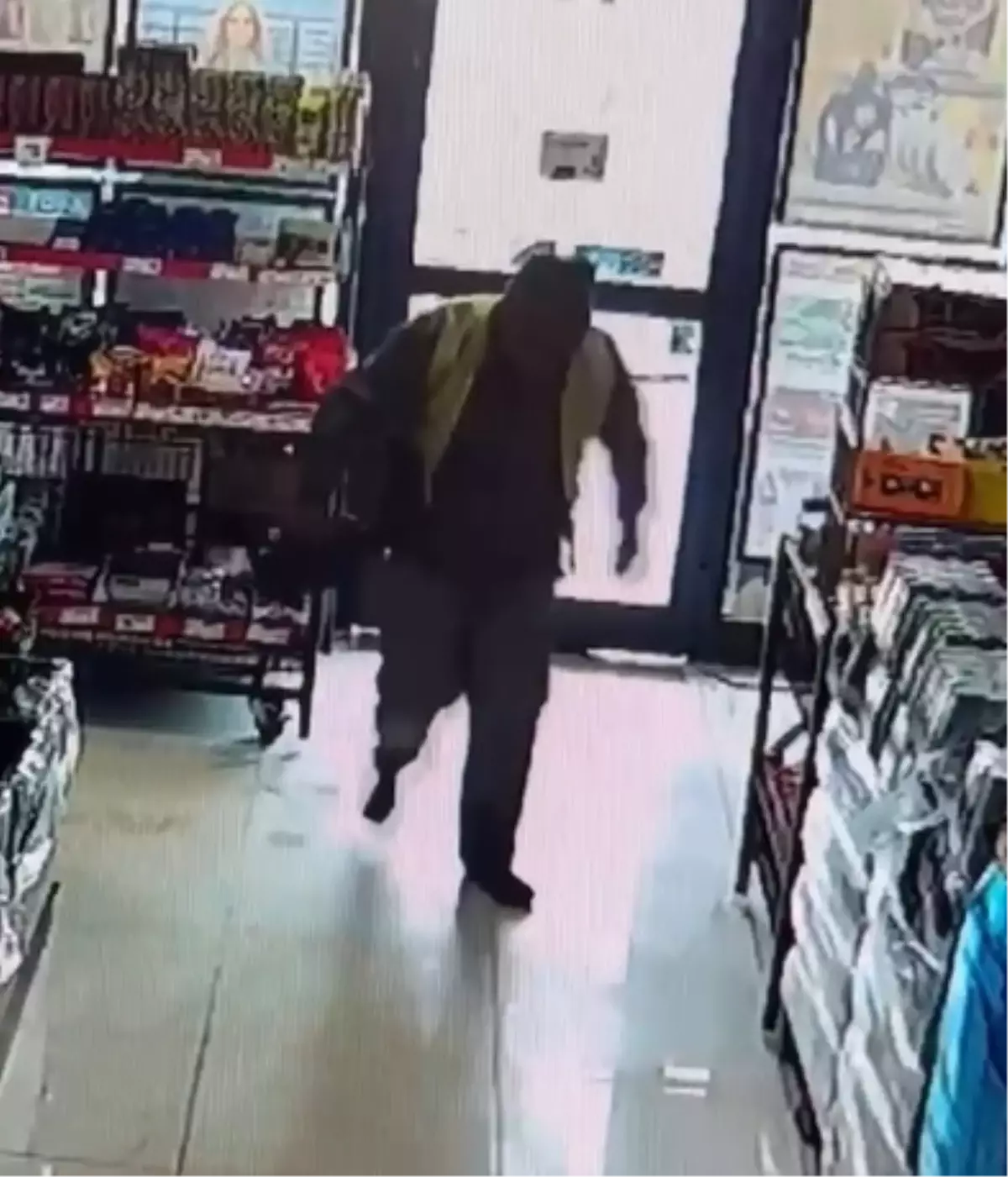 Temizlik İşçisi Ayakkabılarını Çıkarıp Markete Girdi