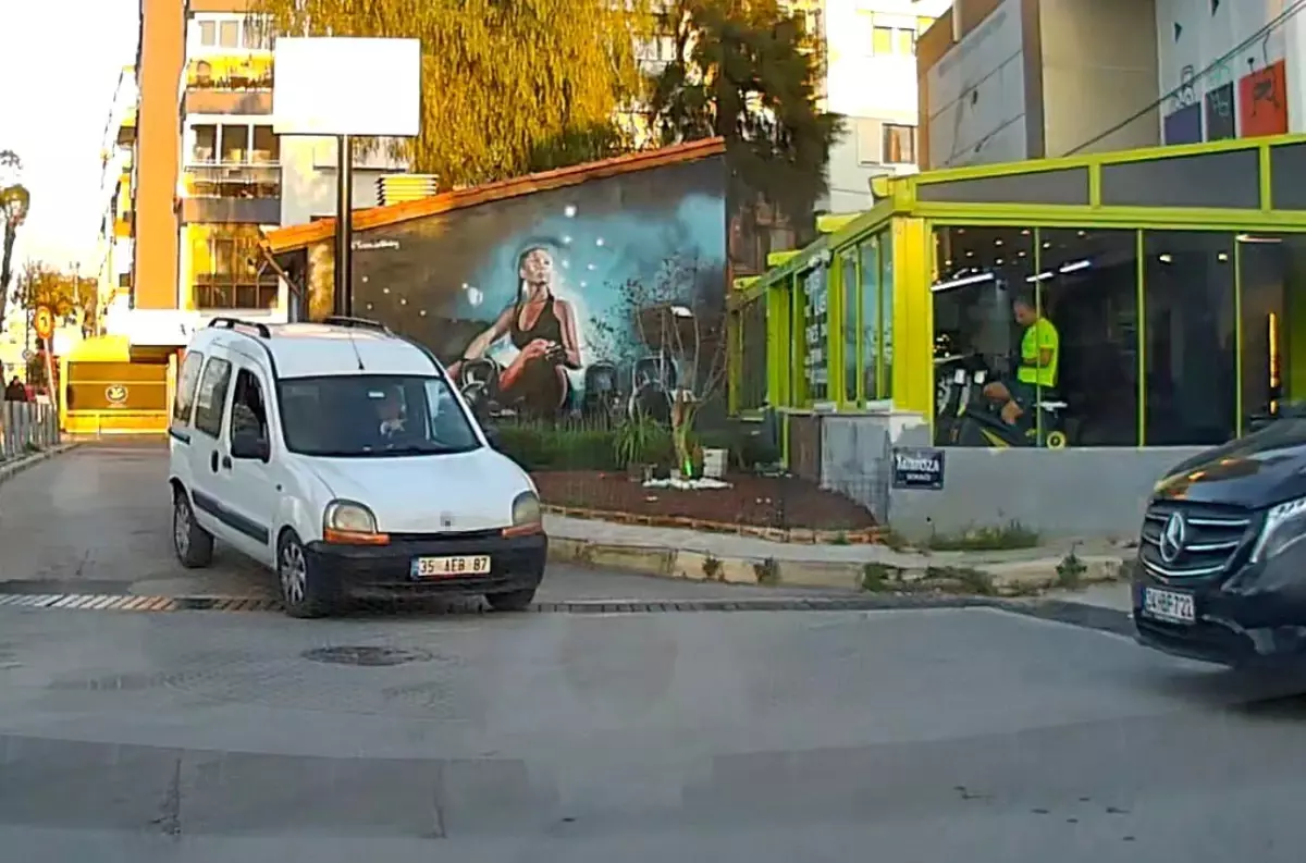 İzmir\'de Ters Yöne Giren Sürücü Kameraya Yakalandı