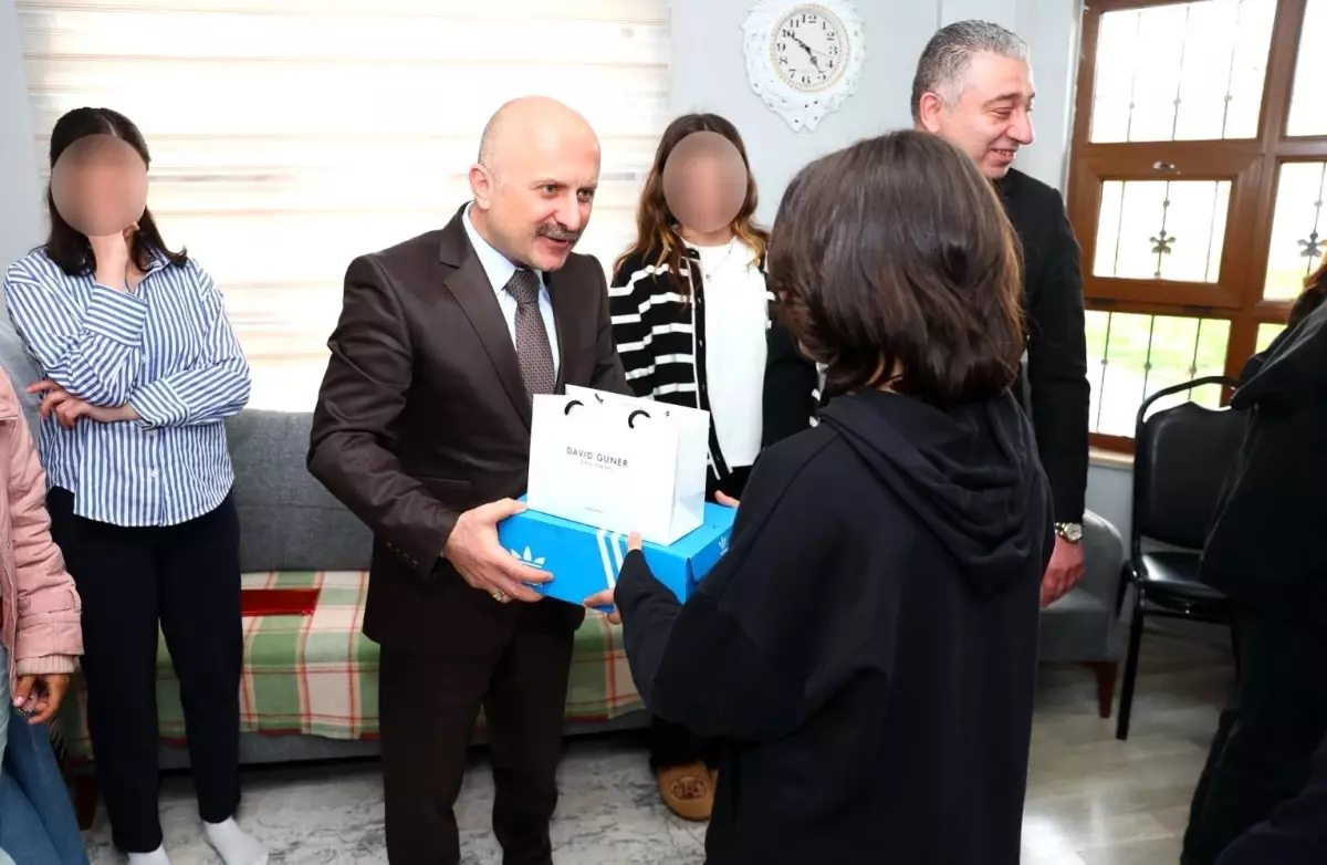 Vali Varol, Çocuk Evlerini Ziyaret Etti