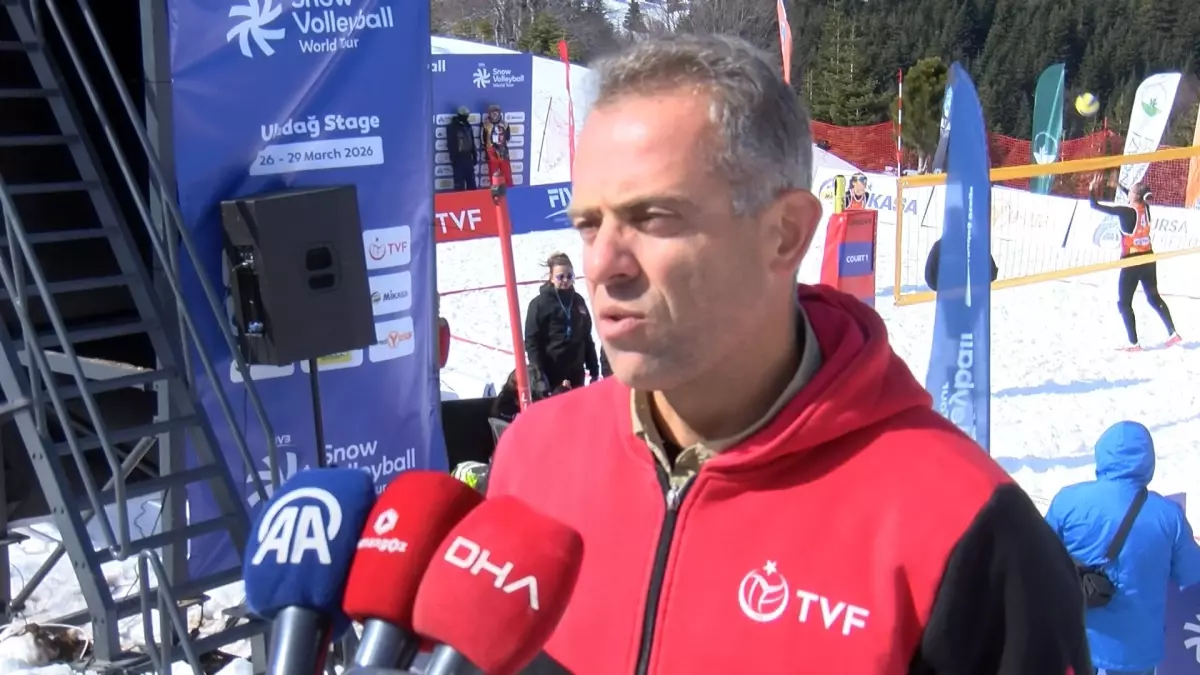 Uludağ\'da Kar Voleybolu Heyecanı