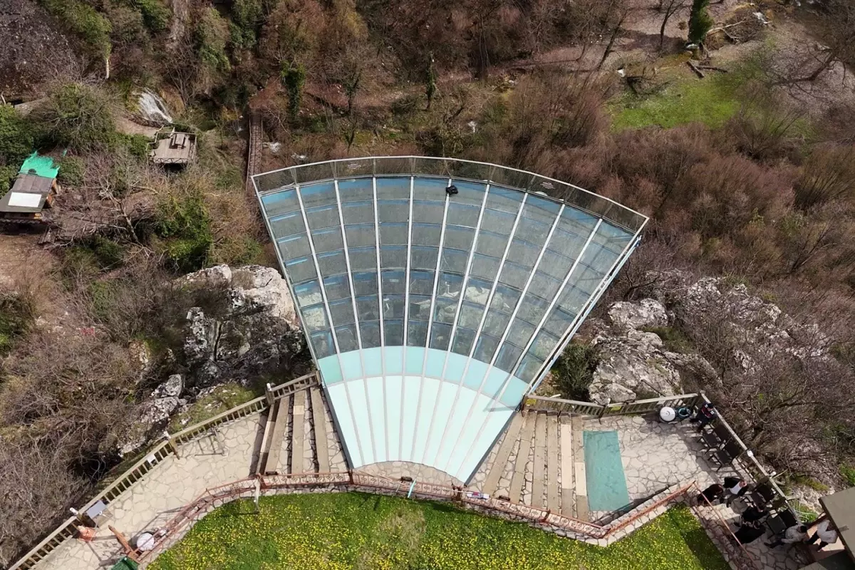 Genç kız 80 metre yüksekliğindeki cam terastan kendini boşluğa bıraktı