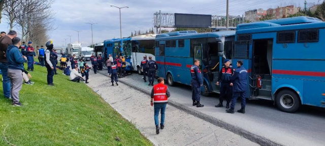 4 cezaevi aracı birbirine girdi; 6'sı jandarma 17 kişi yaralandı 4 cezaevi aracı birbirine girdi; 6'sı jandarma 17 kişi yaralandı