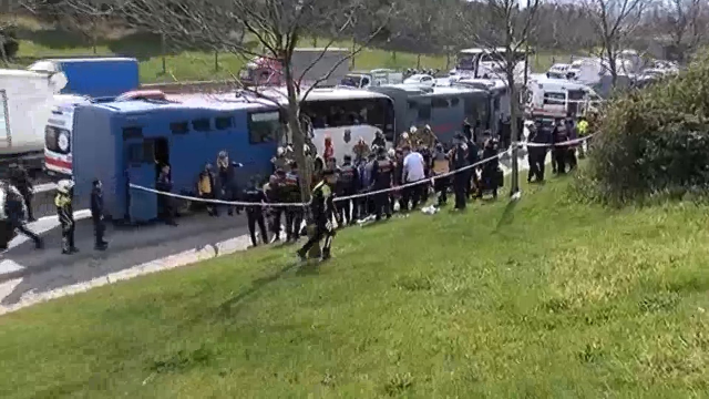 4 cezaevi aracı birbirine girdi; 6'sı jandarma 17 kişi yaralandı 4 cezaevi aracı birbirine girdi; 6'sı jandarma 17 kişi yaralandı