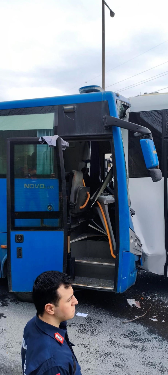 4 cezaevi aracı birbirine girdi; 6'sı jandarma 17 kişi yaralandı 4 cezaevi aracı birbirine girdi; 6'sı jandarma 17 kişi yaralandı