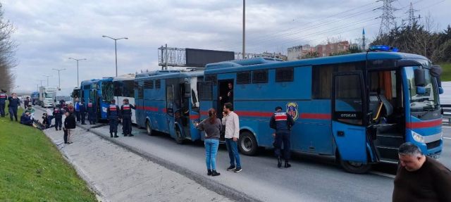 4 cezaevi aracı birbirine girdi; 6'sı jandarma 17 kişi yaralandı 4 cezaevi aracı birbirine girdi; 6'sı jandarma 17 kişi yaralandı