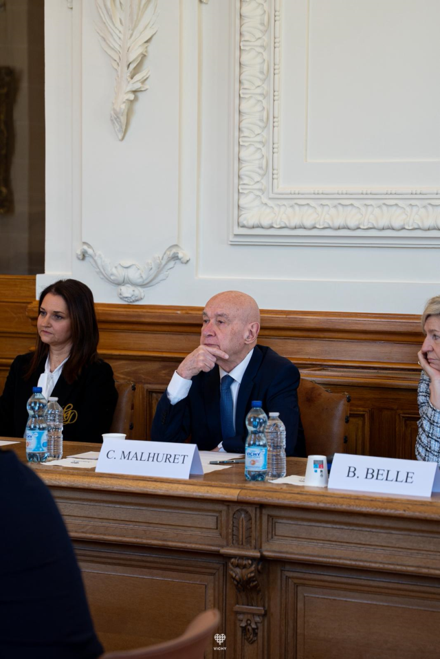 Fransız Senatosu'nda Trump'a Türk atasözlü sert çıkış: Saray sirke dönüşür