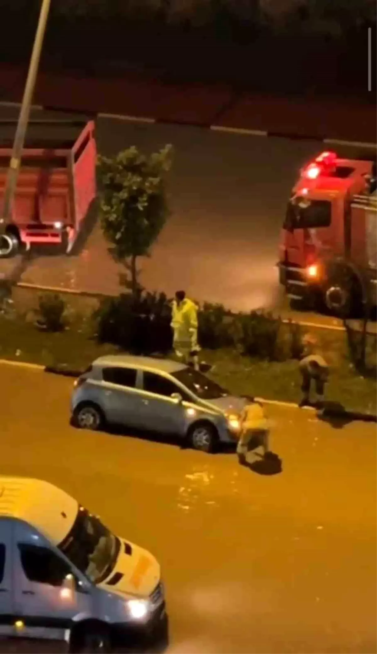 Hatay’da Şiddetli Yağış Yolları Göle Döndürdü