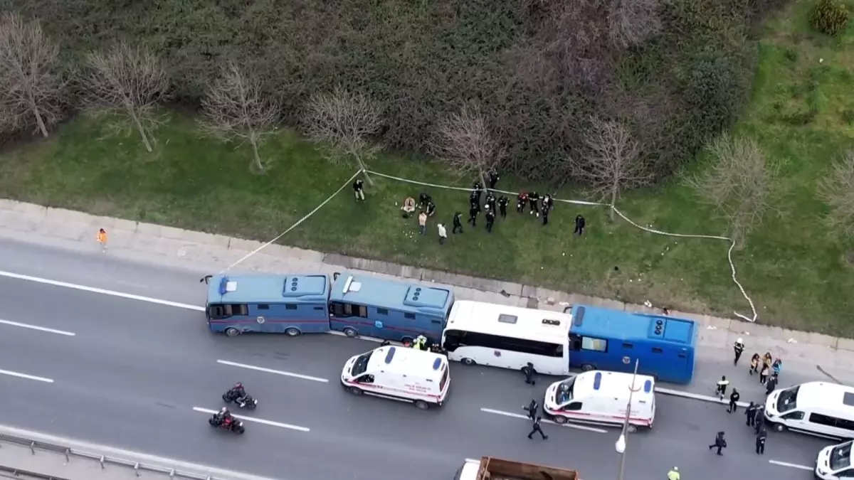 Başakşehir\'de Cezaevi Araçları Zincirleme Kaza Geçirdi