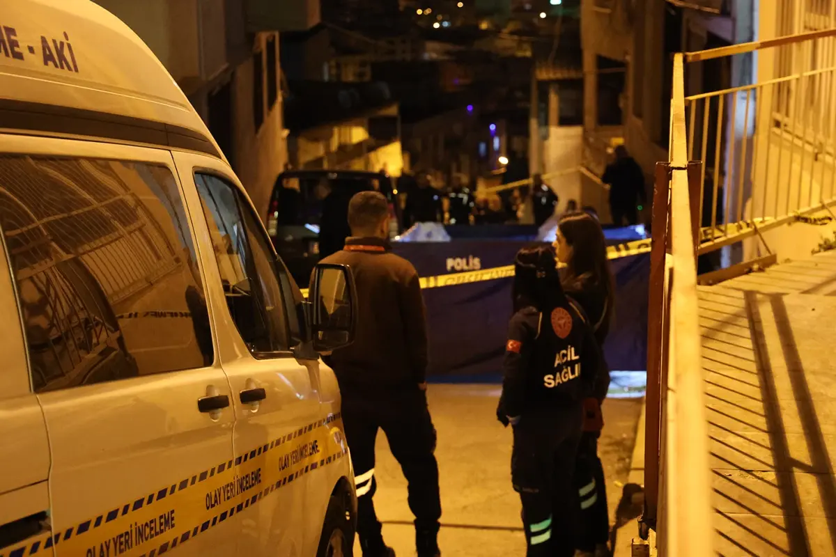 İzmir\'de 2 çocuğunun annesi eski eşini öldürüp, intihar etti