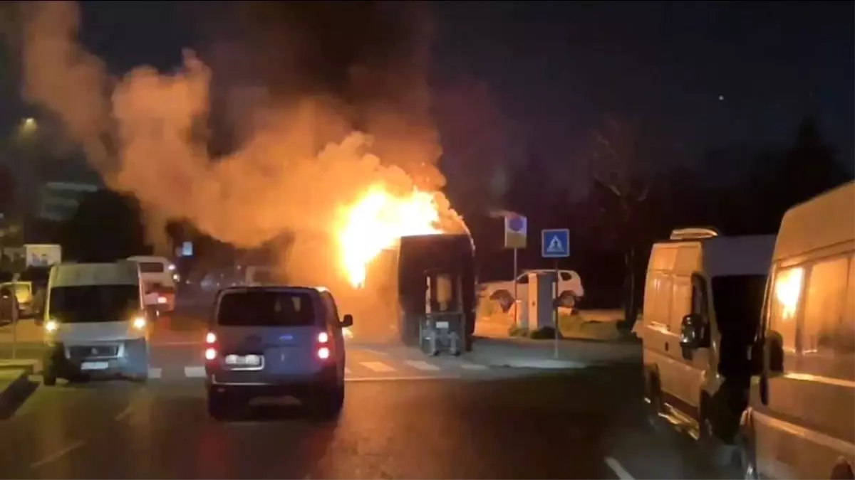 Kağıthane\'de Midibüs Yangını