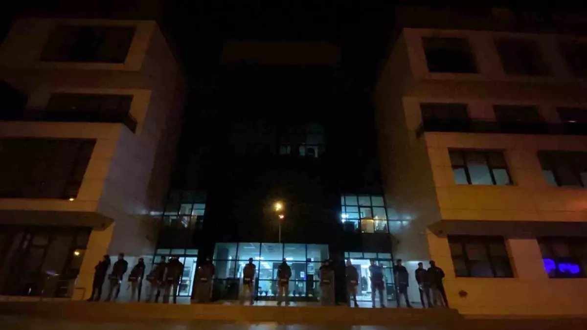 Marmaris Belediyesi\'ne gece yarısı polis baskını