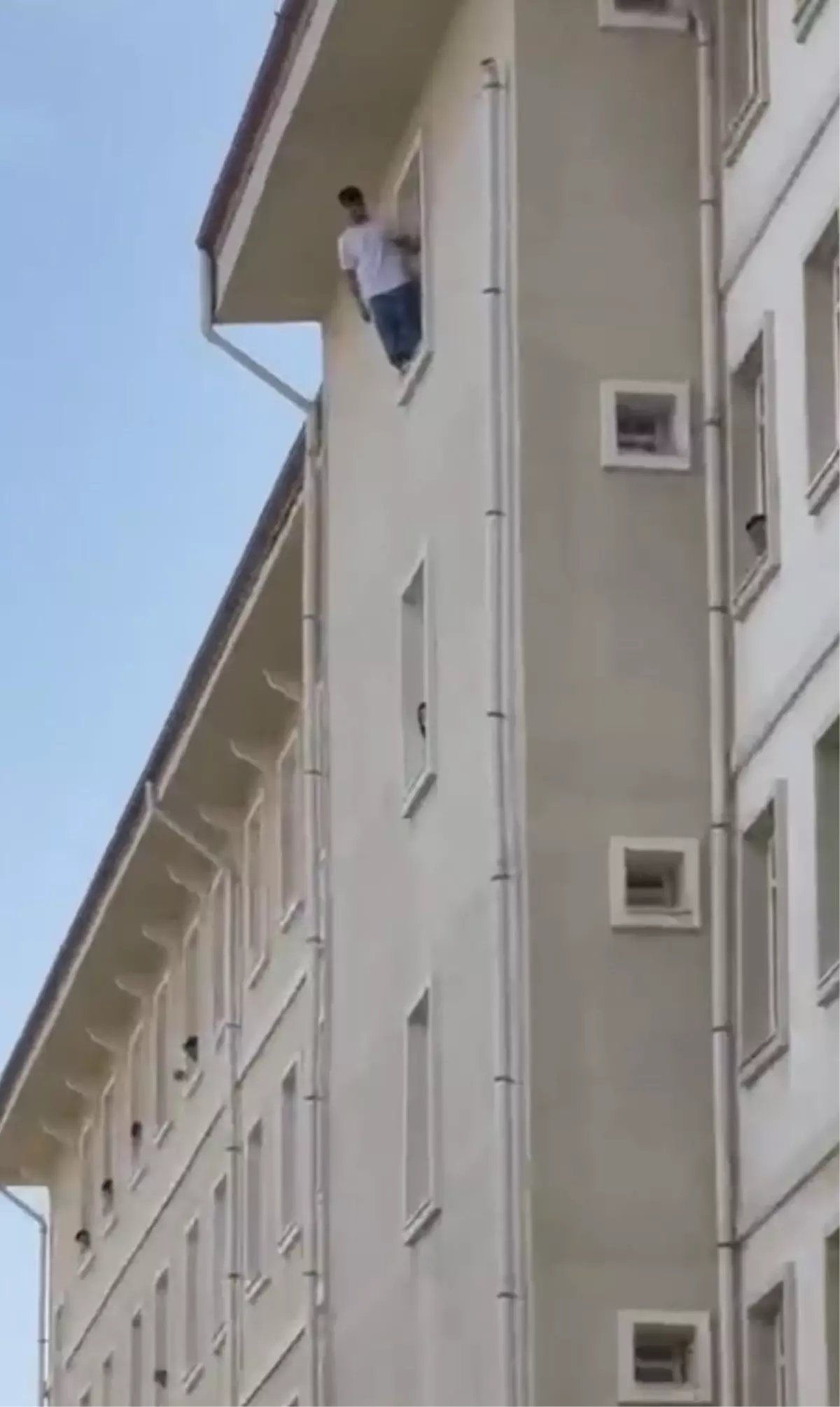 Muğla\'da Öğrenci Pencereden Atladı
