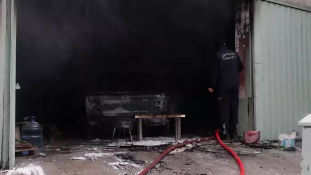 Antalya’da Araç Boyama Atölyesinde Yangın