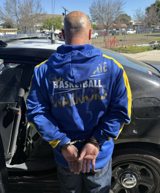 Araç hırsızlığı davasına çalıntı araçla geldi, kapıda yakalandı Araç hırsızlığı davasına çalıntı araçla geldi, kapıda yakalandı