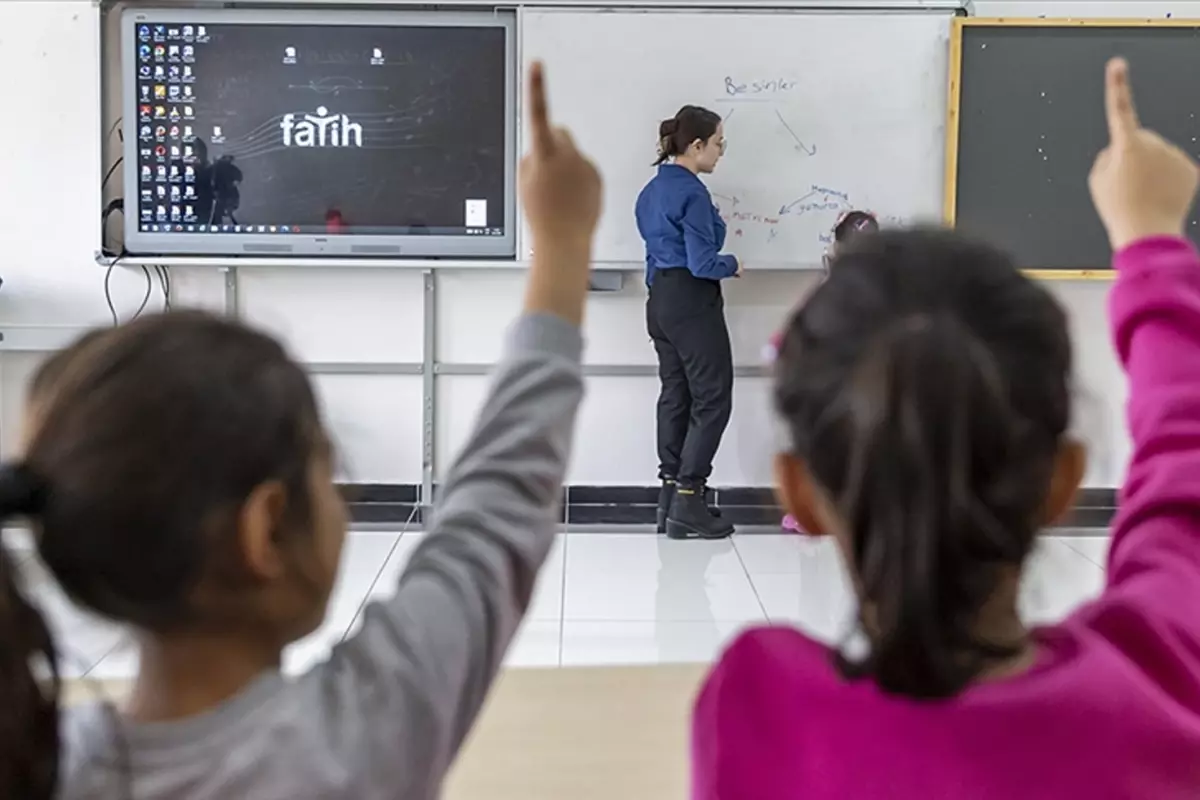 Boş kalan kadrolara ek öğretmen ataması: Başvurular bugün başlıyor