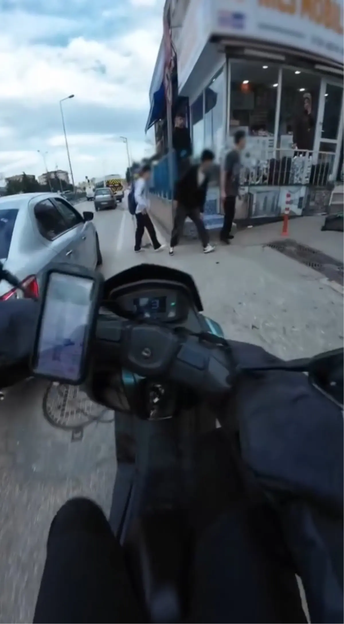 Bursa\'da \'Yan Bakma\' Kavgası: Bıçaklanan Genç Hastaneye Kaldırıldı