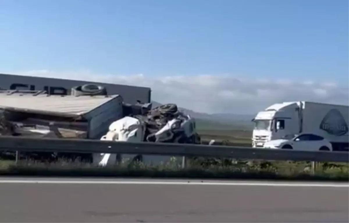 Nurdağı\'nda TIR kazası: 2 yaralı