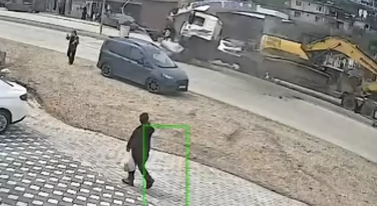 TIR Sinyal Direğine Çarptı